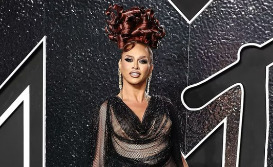 Sasha Colby introduces Chappell Roan at VMA's